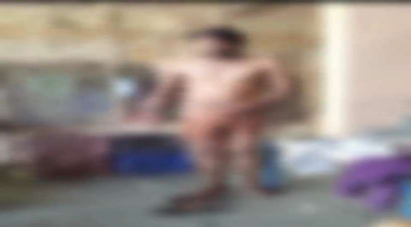 नोएडा में 3,000 रुपए के लिए व्यापारी को मंडी में नंगा घुमाया, वीडियो आया सामने