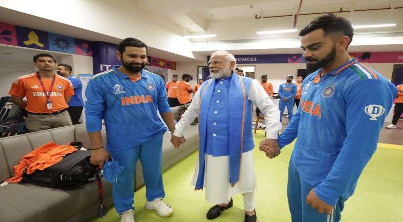 भारतीय क्रिकेट टीम के ड्रेसिंग रूम में प्रवेश करने वाले पीएम मोदी की आलोचना