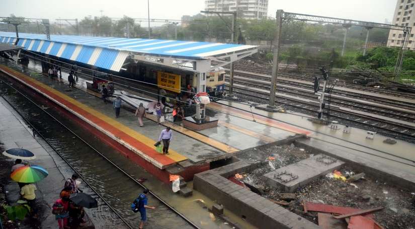 भारी बारिश से मुंबई-उत्तर पश्चिम भारत की ट्रेनों का शेड्यूल बाधित