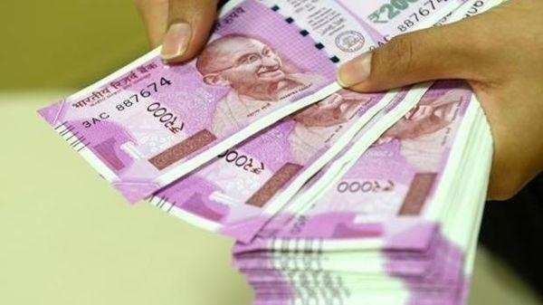 Vastu Tips: रुपयों को थूक लगाकर गिनने से होती है धन हानि