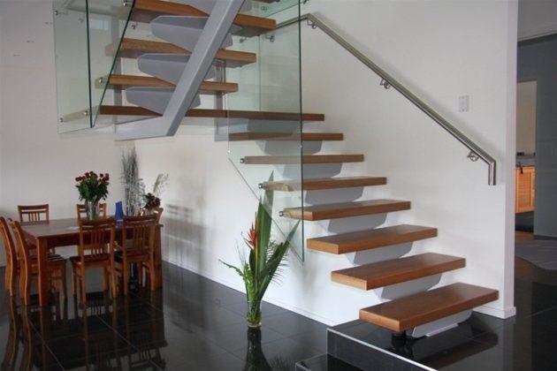 Vastu Tips: वास्तु अनुसार ऐसी होनी चाहिए घर की सीढ़ियां, सुख सौभाग्य में होगी वृद्धि