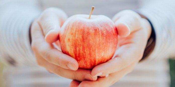 Healthy food:सेब का सेवन सेहत के लिए लाभदायक, शरीर से यह समस्याएं होती दूर