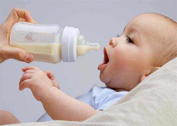 क्या आप बोतल से अपने बच्चे को दूध पिलाती हैं? संक्रमण को रोकने के लिए अपनाएं ये तरीके !