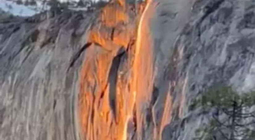 Firefall: इस झरने से पानी की जगह बहती है आग की लपटें, कई सालों में देखने को मिलता है ये अद्भुत नजारा