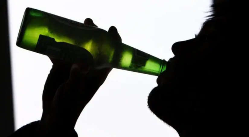 जापान सरकार का अजीबोगरीब फैसला, लोगों को शराब पीने की दी सलाह