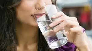 क्या आप जानते है भोजन के तुरंत बाद पानी पीना हो सकता है हानिकारक, ये समस्याएं कर सकती है आपका शिकार
