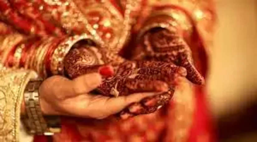 Happy New Year: दूल्हे के बदन से कपडे नोचने से लेकर लड़की के ससुराल में दूध छिड़कने तक, जानें इन शादियों के अनोखे रिवाज