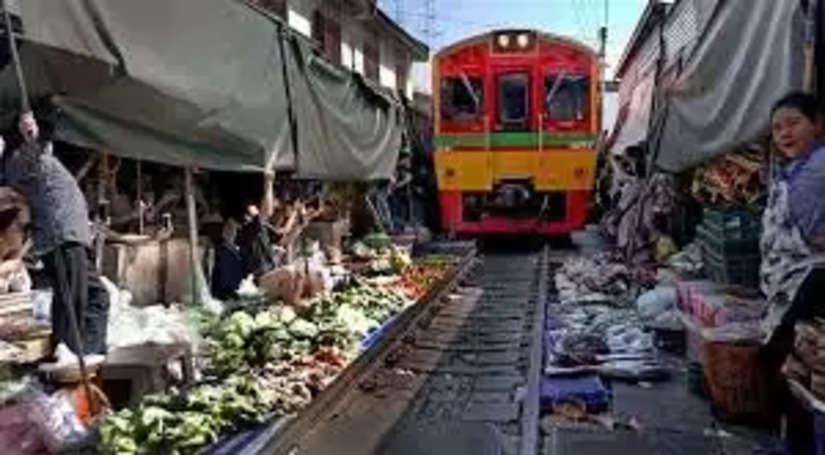 दुनिया का ये है सबसे अजीबोगरीब रेल रूट, जहां निकलती है सब्जी मंडी बीच से ट्रेन