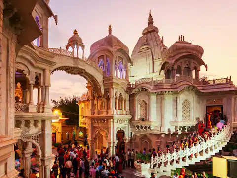 दिल्ली में है भगवन श्री कृष्ण का सदियों पुराना इस्कॉन मंदिर, जानिए इसका इतिहास और रोचक कहानी
