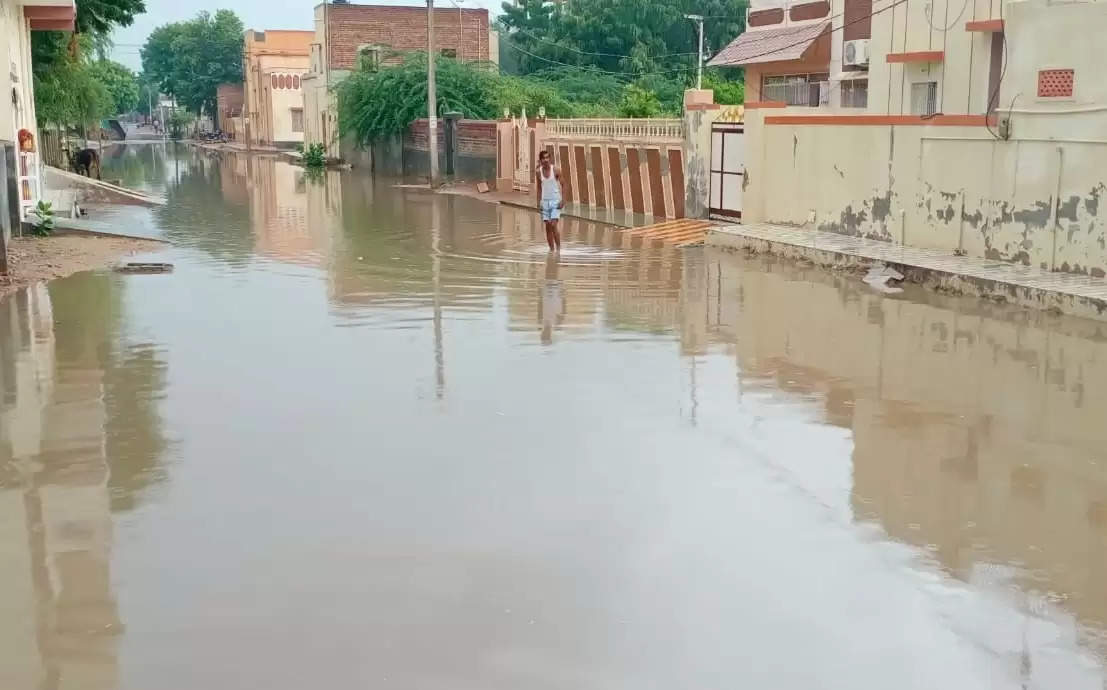 VIDEO: सड़क पर आ गई बाढ़ तो शख्स ने खोज लिया पैसे कमाने का गजब तरीका, आपदा को अवसर में बदला!
