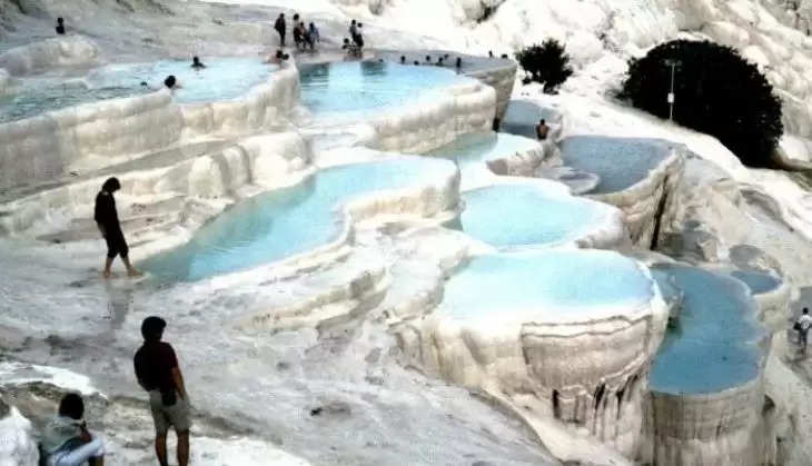 झरने से स्विमिंग पूल में गिरते ही पानी हो जाता है गर्म, हजारों सालों से बना है रहस्य