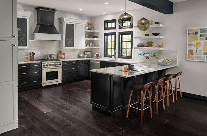 Interior Ideas: किचन का करना है मेकओवर तो ब्लैक एंड व्हाइट कैबिनेट का करें इस्तेमाल
