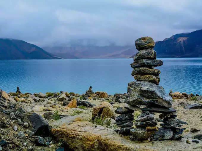 Ladakh की ये Lake बन जाती है सर्दियों में प्लेग्राउंड, जमी हुई झील पर भागते हैं लोग, नहीं आता एक भी क्रैक