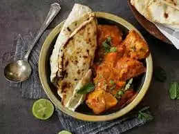 Spicy Chicken Roll से लेकर चटपटे Tandoori Momos तक, ये हैं Noida के सबसे Famous Street Foods