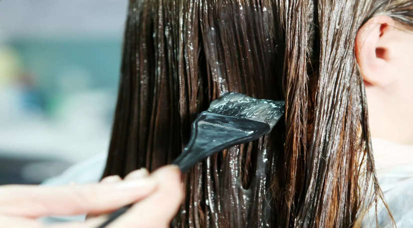 अगर आप भी लगाती है बालो में हेयर कलर जिससे होती है एलर्जी, तो घर पर ऐसे बनाकर करें ट्राई, जानिए यहां 