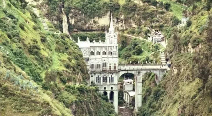 ये है दुनिया की सबसे रहस्यमयी इमारत, जिसे बनाया गया है घाटी में बह रही नदी के पुल के ऊपर