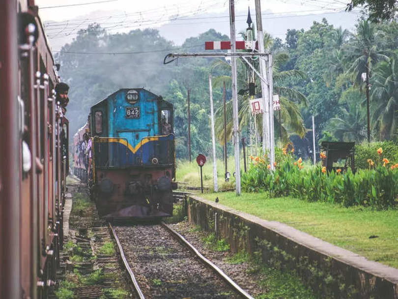 भारत का आखिरी रेलवे स्‍टेशन, जहां आज भी हैं अंग्रेजों के जमाने के कार्डबोर्ड के टिकट, यहीं से दिख भी जाता है बांग्लादेश