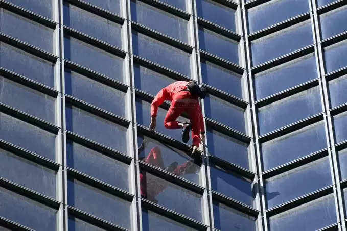 Ajab Gajab: बिना रस्सी के 48वें मंजिल पर चढ़ा 60 साल का बुजुर्ग, देखें फ्रांस के 'स्पाइडर मैन' का वीडियो