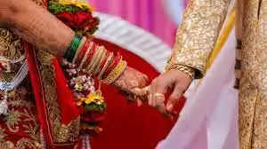 दूल्हे के बदन से कपडे नोचने से लेकर लड़की के ससुराल में दूध छिड़कने तक, जानें इन शादियों के अनोखे पर खूबसूरत रिवाज