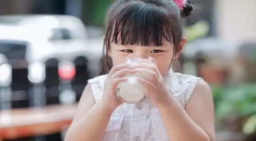 अगर आपका बच्चा दूध पीने में करता है नौटंकी, तो अपनाऐं ये दिलचस्प तरीके, हंसते हुये पी जायेगा पुरा गिलास