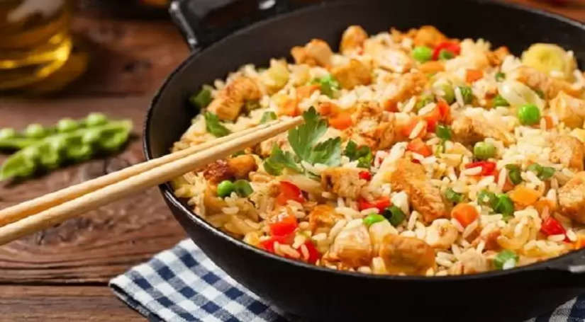 Food Reciepe: बचे हुए चावलों को न फेंके ख़राब समझ बनाएं टेस्टी Fried Rice