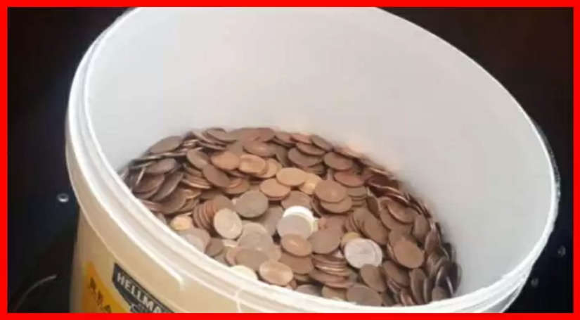 सैलरी के लिए परेशान था शख्स, मालिक ने पकड़ा दी सिक्कों से भरी बाल्टी