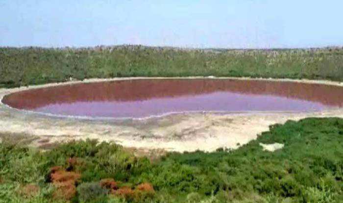 इस झील का पानी नीला होना के बजाये है गुलाबी रंग का, फोटो देख लोग समझ लेते हैं फेक