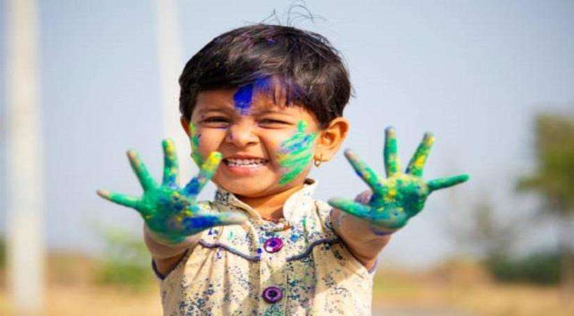Holi 2023: होली के रंगों से बच्चों को सुरक्षित रखने के लिए फॉलो करें ये टिप्स, बेफिक्र होकर मना पाएंगे त्योहार