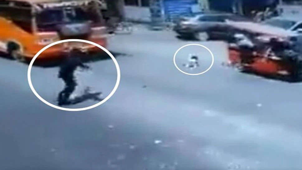चलती बस के नीचे आने ही वाला था बच्चा, ट्रैफिक पुलिसकर्मी ने जान की बाजी लगाकर बचाई जिंदगी, देखें Video