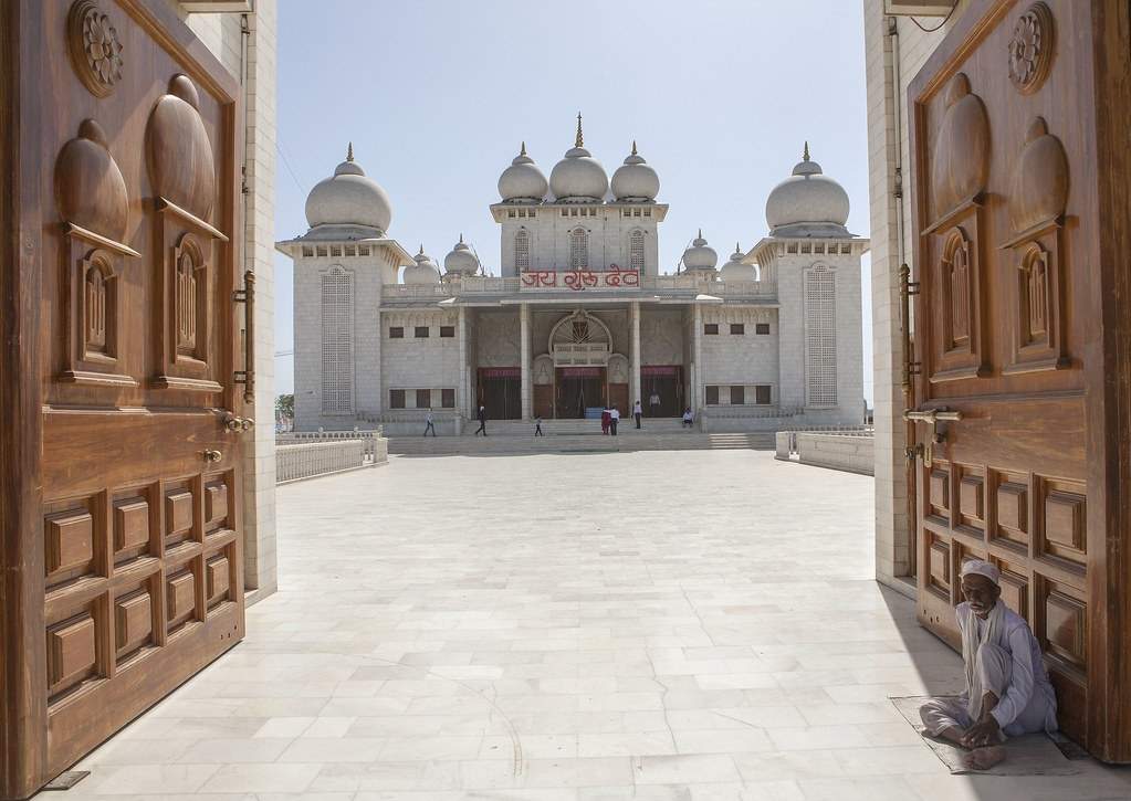 एक तरफ से गुरूद्वारा तो एक और से मस्जिद की तरह दिखता है कान्हा नगरी में बना यह अनोखा मंदिर, आप भी कर आऐं दीदार