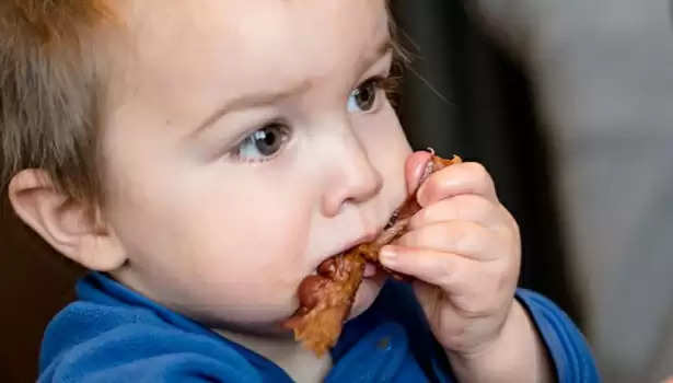 तेजी से मोटे‍ होते हैं नॉनवेज खाने वाले बच्चे, अभी से दें Parents खाने-पीने पर ध्यान
