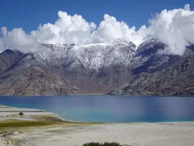 Ladakh की ये Lake बन जाती है सर्दियों में प्लेग्राउंड, जमी हुई झील पर भागते हैं लोग, नहीं आता एक भी क्रैक