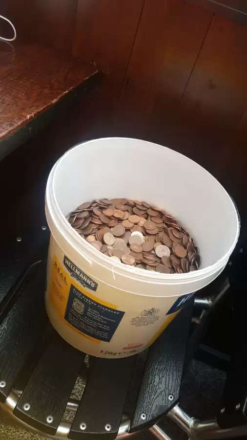 सैलरी के लिए परेशान था शख्स, मालिक ने पकड़ा दी सिक्कों से भरी बाल्टी