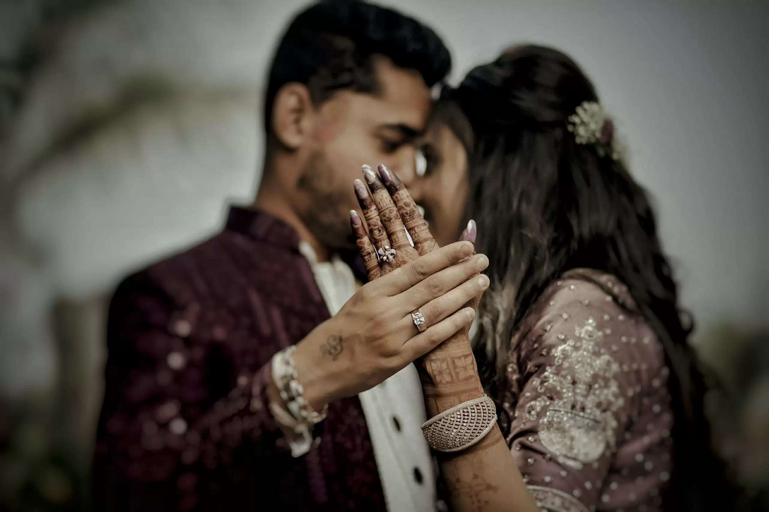 Engagement Photo Ideas: अब शादी ही क्यों अपनी इंगेजमेंट के भी  हर पल को और भी खास और यादगार बना देंगे ये पोज