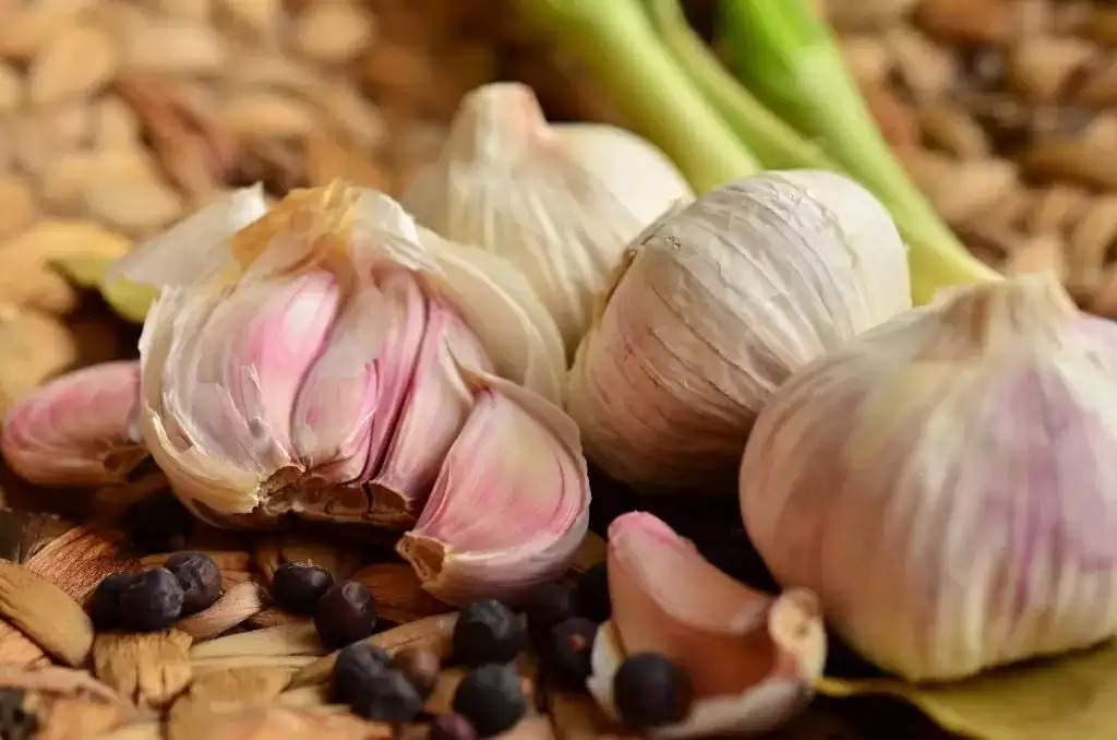 Benefits of Garlic: सेहत के साथ साथ स्‍किन और बालों के लिये भी ये एक चीज़ नहीं है किसी वरदान से कम