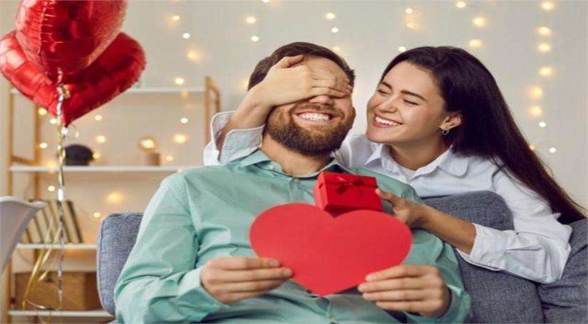 Valentine Day 2024 पर पार्टनर को दें वास्तु के हिसाब से गिफ्ट, आपका रिश्ता जिंदगीभर बना रहेगा मजबूत