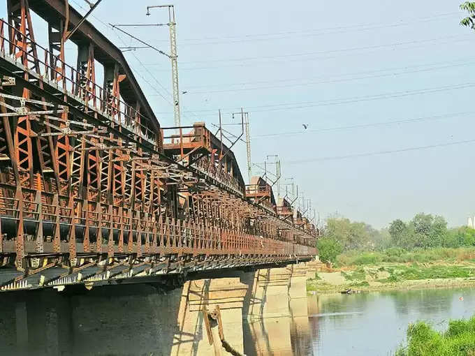 दिल्ली के सबसे पुराने Yamuna Bridge की है अगल ही दास्तां? इसे बनाने की कहानी जान रह जाऐंगे हैरान