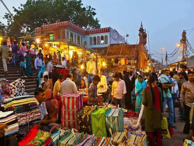जानिए एशिया की सबसे सस्ती मार्किट दिल्ली के चोर बाजार की कहानी, जहाँ 500 रुपए में भर जाएगा पूरा बैग