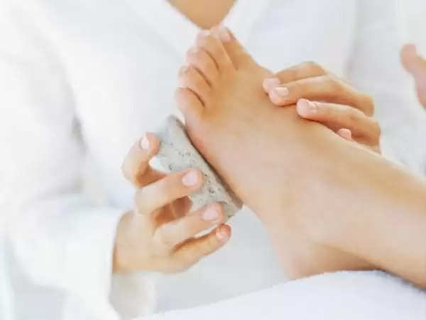 Foot Care: फटी एड़ियां मिनटों में भर जाऐंगी, ये Home Remedies करेगी कमाल का काम