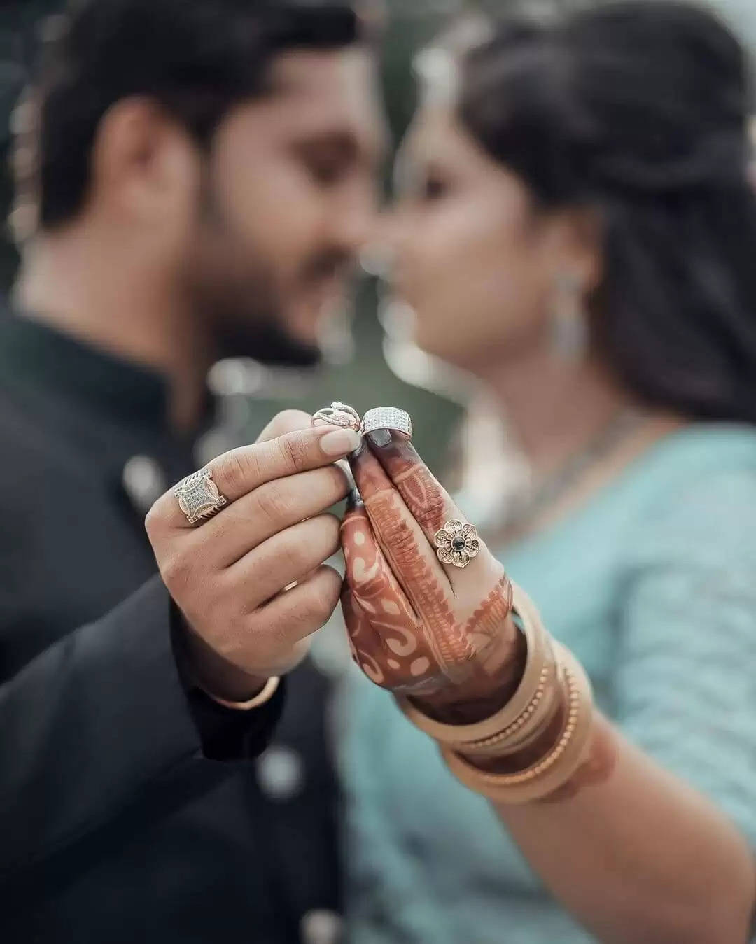 Engagement Photo Ideas: अब शादी ही क्यों अपनी इंगेजमेंट के भी  हर पल को और भी खास और यादगार बना देंगे ये पोज