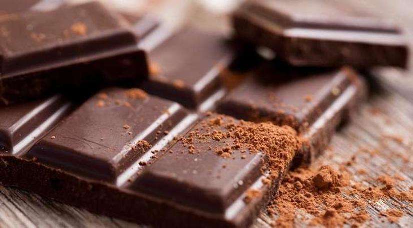 गजब की आशिकी, गर्लफ्रेंड ने रात में की चॉकलेट खाने की जिद, दुकान का ताला तोड़ 20 हजार की चॉकलेट चुरा लाया प्रेमी