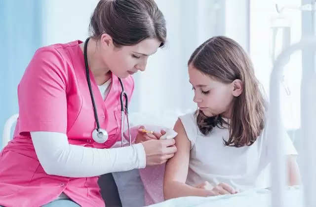 अगर चाहती है अपनी बेटी को कैंसर जैसी खतनाक बीमारीयों से बचाना, तो लगवाएं सही उम्र में HPV Vaccine