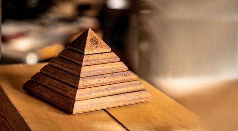 घर में खुशियां भर देगा ये Vastu Pyramid, आफिस में यहां रखें बिजनेस में भी होगी तरक्की