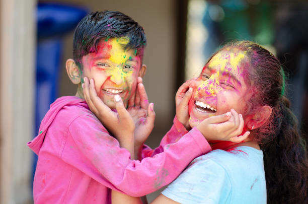 Holi 2023: होली के रंगों से बच्चों को सुरक्षित रखने के लिए फॉलो करें ये टिप्स, बेफिक्र होकर मना पाएंगे त्योहार