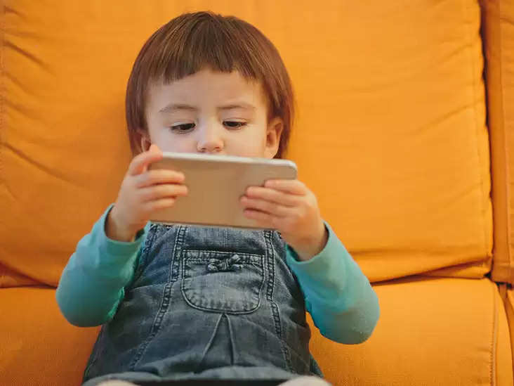 फोन, लैपटॉप पर चिपके रहने से बच्चों की आंखो पर हो रहा खतरनाक असर, तो Parents ऐसे करें Care
