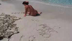 दुनिया के सबसे Famous Nude Beach, जहां बिना कपड़ों के खुले में नहाते हैं लोग