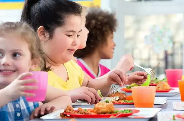 तेजी से मोटे‍ होते हैं नॉनवेज खाने वाले बच्चे, अभी से दें Parents खाने-पीने पर ध्यान