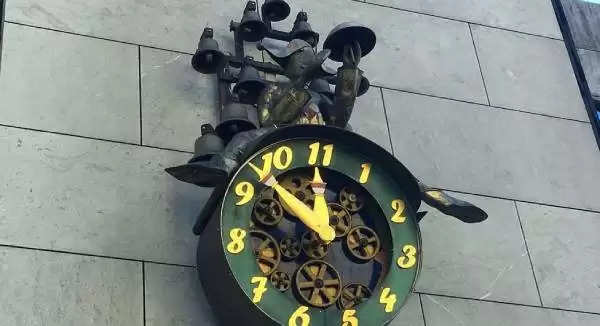इस देश की अनोखी घड़ी में नहीं बजते 12, क्या है पौराणिक मान्यता