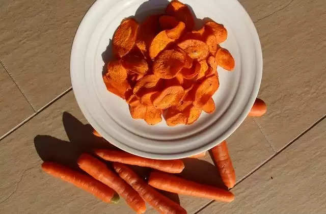 अगर सर्दीयों में हो रहा है शाम की चाय के साथ चिप्स खाने का मन, तो घर पर बनाएं हैल्दी Carrot Chips