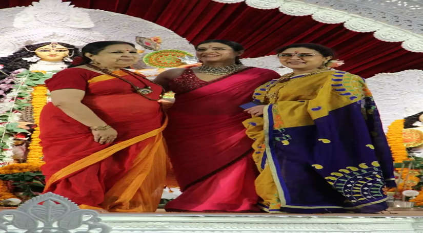 दुर्गा मां का आर्शीवाद लेने बिना मेकअप पहुंची काजोल, सुमोना चक्रवर्ती दिखी ट्रेडिशनल गेटअप में, देखें यहां